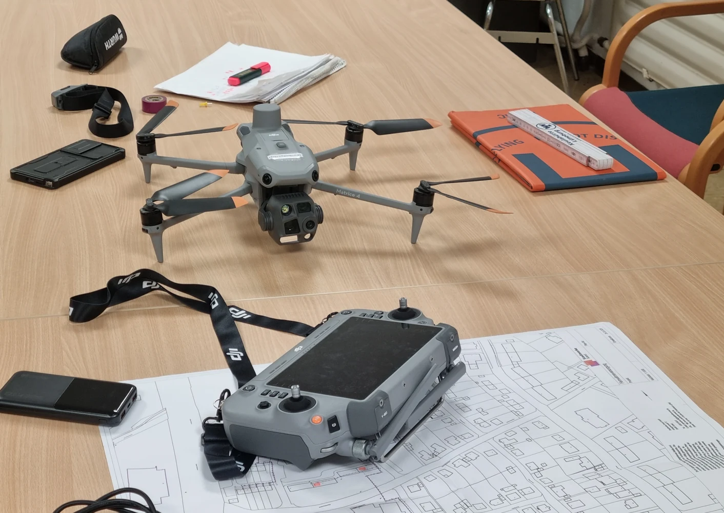 DJI Matrice 4T mit Fernsteuerung und Kartenmaterial w&auml;hrend der Einsatzvorbereitung f&uuml;r die W&auml;rmetrassenbefliegung in Soest