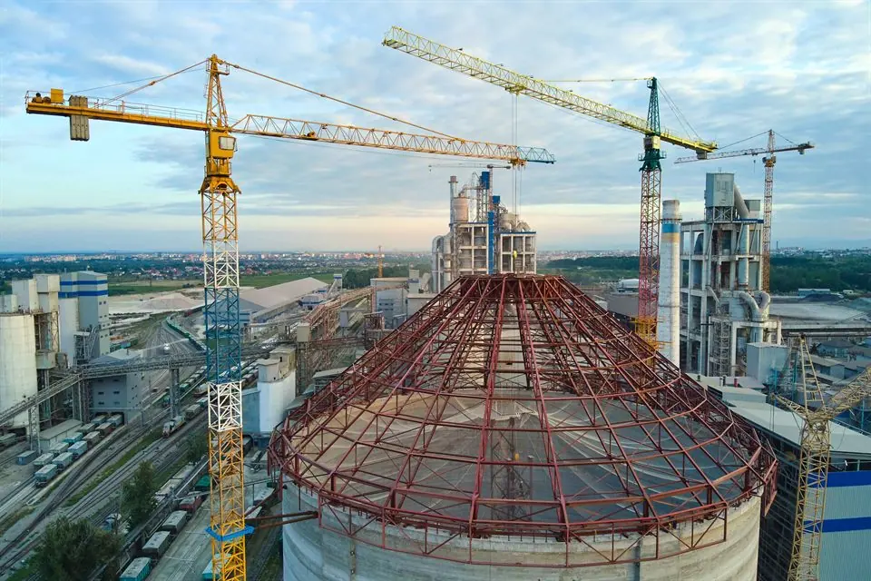 Professionelle Drohnendokumentation eines Baufortschritts aus der Luft