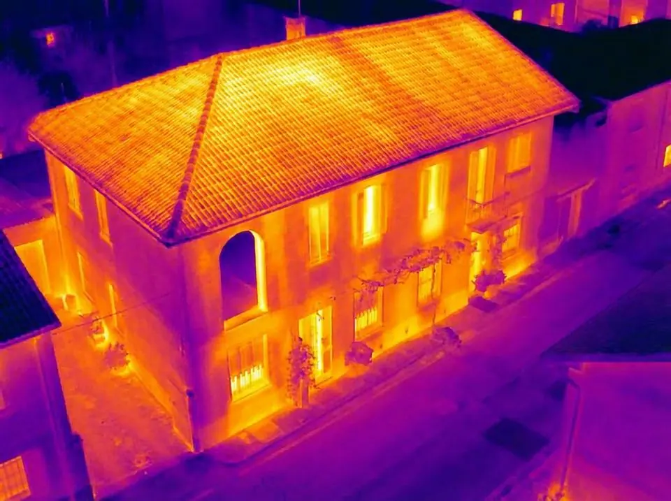 Thermografische Drohnenaufnahme eines Hallendachs mit sichtbaren Temperaturzonen