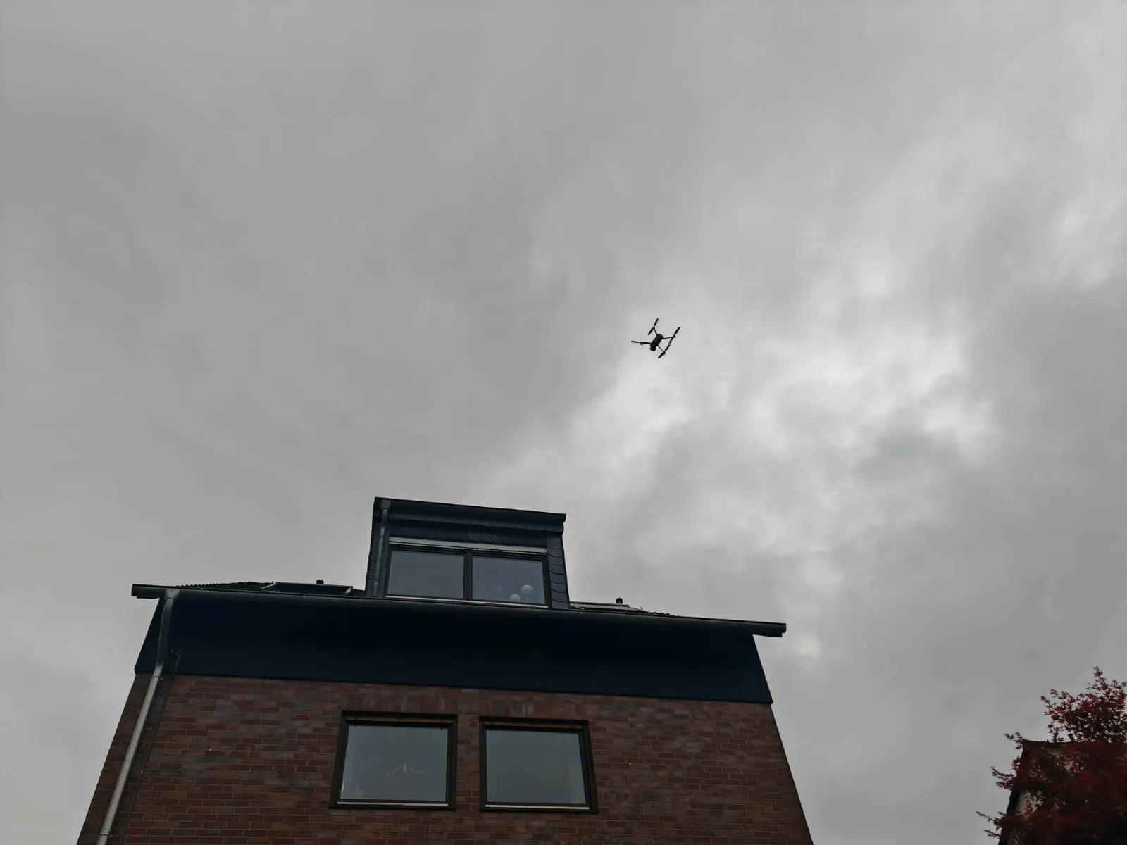 Drohne über einem Wohnhaus für den DachCheck